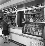 Październik 1967, Warszawa, Polska.
Delikatesy - stoisko z towarami importowanymi z ZSRR.
Fot. Romuald Broniarek/KARTA