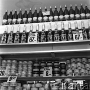 Październik 1967, Warszawa, Polska.
Delikatesy - stoisko z towarami importowanymi z ZSRR.
Fot. Romuald Broniarek/KARTA
