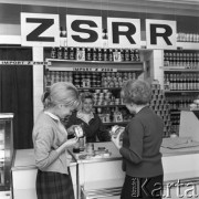 Październik 1967, Warszawa, Polska.
Delikatesy - klientki przy stoisku z towarami importowanymi z ZSRR.
Fot. Romuald Broniarek/KARTA
