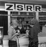 Listopad 1967, Warszawa
Delikatesy róg Wilczej i Marszałkowskiej, stoisko sklepowe 