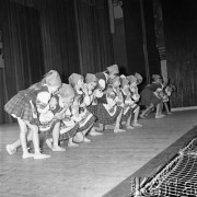 Październik 1967, Nowe Tychy, Polska.
Przegląd zespołów wykonujących tańce Związku Radzieckiego.
Fot. Romuald Broniarek/KARTA