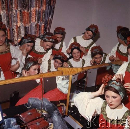 Październik 1967, Nowe Tychy, Polska.
Przegląd zespołów wykonujących tańce Związku Radzieckiego - dziewczyny w garderobie.
Fot. Romuald Broniarek/KARTA
