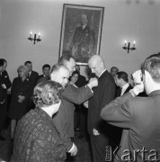 Październik 1967, Warszawa, Polska.
Andrzej Drawicz, tłumacz literatury rosyjskiej, odznaczony Złotą Odznaką TPPR.
Fot. Romuald Broniarek/KARTA