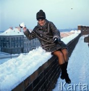 1968, Warszawa, Polska.
Piosenkarka Nina Urbano na Barbakanie.
Fot. Romuald Broniarek/KARTA