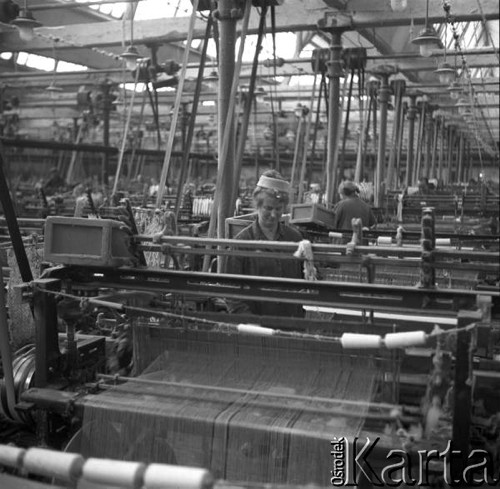 1968, Pabianice, woj. Łódź, Polska. 
Fabryka Środków Opatrunkowych, hala produkcyjna.
Fot. Romuald Broniarek/KARTA
