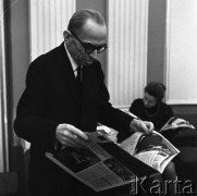 Marzec 1968, Warszawa, Polska.
Wręczenie „Złotych Ekranów” – nagrody tygodnika „Ekran” dla aktorów i osobowości telewizyjnych. Prawnik i historyk prawa profesor Konstanty Grzybowski przegląda czasopismo.
Fot. Romuald Broniarek/KARTA