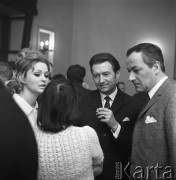 Marzec 1968, Warszawa, Polska.
Wręczenie „Złotych Ekranów” – nagrody tygodnika „Ekran” dla aktorów i osobowości telewizyjnych, od prawej aktorzy Stanisław Zaczyk i Wieńczysław Gliński oraz Alicja Bobrowska, żona S. Zaczyka, pierwsza powojenna Miss Polonia, aktorka i prezenterka telewizyjna.
Fot. Romuald Broniarek/KARTA
