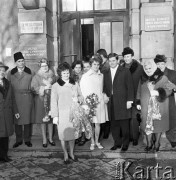 1968, Białystok, Polska.
Ślub cywilny Irmy Kwiatkowskiej, młoda para i goście przed siedzibą Urzędu Stanu Cywilnego.
Fot. Romuald Broniarek/KARTA