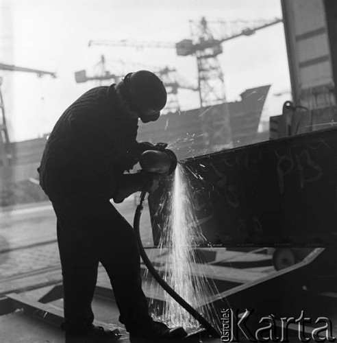 Marzec 1968, Szczecin, Polska.
Stocznia im. Adolfa Warskiego, stoczniowiec przy pracy.
Fot. Romuald Broniarek/KARTA