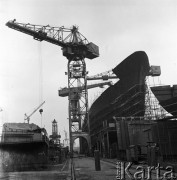 Marzec 1968, Szczecin, Polska.
Stocznia im. Adolfa Warskiego, budowa statku, obok dźwig portowy.
Fot. Romuald Broniarek/KARTA