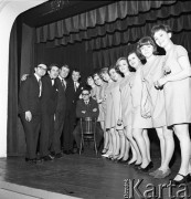 1968, Łódź, Polska. 
VII Ogólnopolski Konkurs Piosenkarzy Amatorów Wykonawców Piosenki Radzieckiej, na scenie zespół muzyczny Czerwone Goździki.
Fot. Romuald Broniarek/KARTA