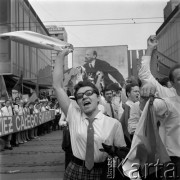1.05.1968, Warszawa
Pochód pierwszomajowy, młodzież z portretem Lenina.
Fot. Romuald Broniarek, zbiory Ośrodka KARTA
[PRL, uroczystości, manifestacje, 1 Maja]