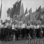 1.05.1968, Warszawa
Pochód pierwszomajowy, młodzież ze szturmówkami.
Fot. Romuald Broniarek, zbiory Ośrodka KARTA
[PRL, uroczystości, manifestacje, 1 Maja]
