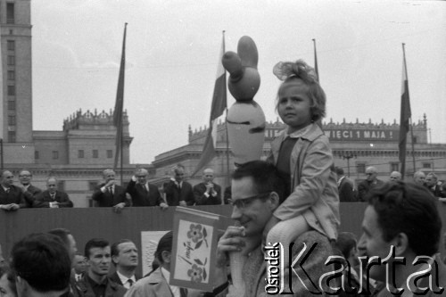 1.05.1968, Warszawa
Pochód pierwszomajowy, na trybunie honorowej czwarty od lewej Marian Spychalski, za nim Władysław Gomułka, NN, Zenon Kliszko.
Fot. Romuald Broniarek, zbiory Ośrodka KARTA
[PRL, uroczystości, manifestacje, dzieci, 1 Maja]
