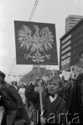 1.05.1968, Warszawa
Pochód pierwszomajowy, chłopiec z polskim godłem.
Fot. Romuald Broniarek, zbiory Ośrodka KARTA
[PRL, uroczystości, manifestacje, dzieci, 1 Maja]