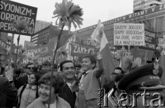 1.05.1968, Warszawa
Pochód pierwszomajowy, manifestanci z hasłami: 