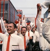 1.05.1968, Warszawa
Pochód pierwszomajowy.
Fot. Romuald Broniarek, zbiory Ośrodka KARTA
[PRL, uroczystości, manifestacje, 1 Maja]