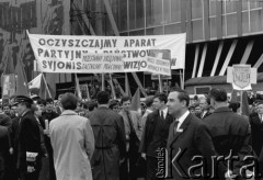 1.05.1968, Warszawa
Pochód pierwszomajowy, manifestanci z hasłami: 
