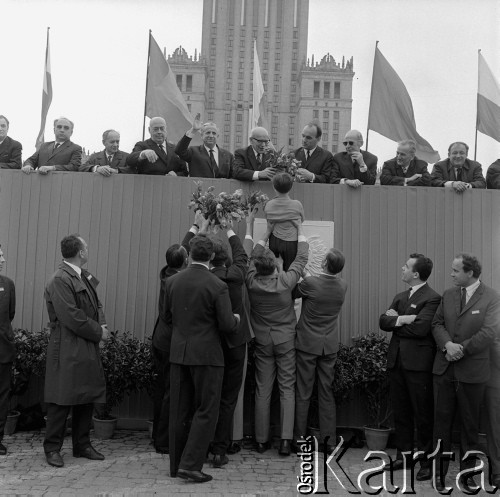 1.05.1968, Warszawa
Pochód pierwszomajowy, trybuna honorowa, trzeci od lewej Józef Cyrankiewicz, za nim Marian Spychalski, w środku z bukietem tulipanów Władysław Gomułka, dalej NN, Zenon Kliszko i Ryszard Strzelecki.
Fot. Romuald Broniarek, zbiory Ośrodka KARTA
[PRL, uroczystości, manifestacje, dzieci, 1 Maja]