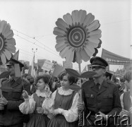 1.05.1968, Warszawa
Pochód pierwszomajowy.
Fot. Romuald Broniarek, zbiory Ośrodka KARTA
[PRL, uroczystości, manifestacje, hasła, 1 Maja]