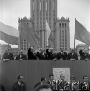 1.05.1968, Warszawa
Pochód pierwszomajowy, na trybunie honorowej dostojnicy państwowi, trzeci od lewej Józef Cyrankiewicz, za nim Marian Spychalski, Władysław Gomułka, NN, Zenon Kliszko, Ryszard Strzelecki.
Fot. Romuald Broniarek, zbiory Ośrodka KARTA
[PRL, uroczystości, manifestacje, 1 Maja]





