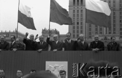 1.05.1968, Warszawa
Pochód pierwszomajowy, dygnitarze państwowi na trybunie honorowej, czwarty z lewej Józef Cyrankiewicz, za nim Marian Spychalski, Władysław Gomułka, NN, Zenon Kliszko, Ryszard Strzelecki.
Fot. Romuald Broniarek, zbiory Ośrodka KARTA
[PRL, uroczystości, manifestacje, 1 Maja]