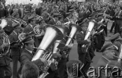 1.05.1968, Warszawa
Pochód pierwszomajowy.
Fot. Romuald Broniarek, zbiory Ośrodka KARTA
[PRL, uroczystości, manifestacje, orkiestra, 1 Maja]