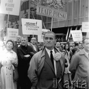 1.05.1968, Warszawa
Pochód pierwszomajowy - aktorzy Teatru Polskiego przed trybuną honorową. Na pierwszym planie Adolf Dymsza, w głębi m.in. Władysław Hańcza, Stanisław Zaczyk; hasła: 