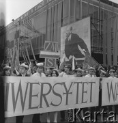 1.05.1968, Warszawa
Pochód pierwszomajowy, studenci Uniwersytetu Warszawskiego.
Fot. Romuald Broniarek, zbiory Ośrodka KARTA
[PRL, uroczystości, manifestacje, hasła, 1 Maja]