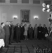 1968, Warszawa, Polska.
Grupa osób podczas uroczystości nadawania medalu 