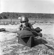 Maj 1968, Wesoła k./Warszawy, Polska.
1 Warszawska Dywizja Zmechanizowana im. Tadeusza Kościuszki na manewrach, ćwiczenia w strzelaniu.
Fot. Romuald Broniarek/KARTA