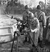 Maj 1968, Wesoła k./Warszawy, Polska.
1 Warszawska Dywizja Zmechanizowana im. Tadeusza Kościuszki na manewrach, ćwiczenia w strzelaniu.
Fot. Romuald Broniarek/KARTA