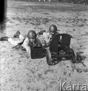 Maj 1968, Wesoła k./Warszawy, Polska.
1 Warszawska Dywizja Zmechanizowana im. Tadeusza Kościuszki na manewrach, ćwiczenia w strzelaniu.
Fot. Romuald Broniarek/KARTA