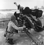 Maj 1968, Wesoła k./Warszawy, Polska.
1 Warszawska Dywizja Zmechanizowana im. Tadeusza Kościuszki na manewrach, żołnierze przy dziale.
Fot. Romuald Broniarek/KARTA