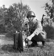 Maj 1968, Wesoła k./Warszawy, Polska.
1 Warszawska Dywizja Zmechanizowana im. Tadeusza Kościuszki podczas ćwiczeń. Żołnierz przy radiostacji.
Fot. Romuald Broniarek/KARTA