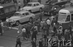 Kwiecień 1968, Warszawa
Migawki z warszawskiej ulicy.
Fot. Romuald Broniarek, zbiory Ośrodka KARTA
[PRL, życie codzienne, komunikacja miejska]