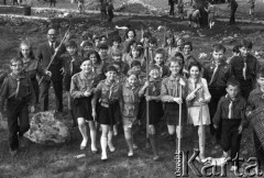 1968, Warszawa, Polska.
IV Alert Harcerski, grupa harcerzy z grabiami podczas prac społecznych.
Fot. Romuald Broniarek/KARTA