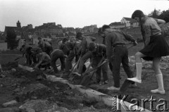 1968, Warszawa, Polska.
IV Alert Harcerski, harcerze kopią ziemię.
Fot. Romuald Broniarek/KARTA