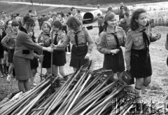 1968, Warszawa, Polska.
IV Alert Harcerski, przed rozpoczęciem pracy harcerki otrzymują grabie.
Fot. Romuald Broniarek/KARTA