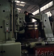 1968, Warszawa, Polska.
Warszawskie Zakłady Budowy Urządzeń Przemysłowych im. Ludwika Waryńskiego, pracownik w hali produkcyjnej.
Fot. Romuald Broniarek/KARTA
