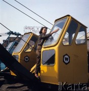 1968, Warszawa, Polska.
Warszawskie Zakłady Budowy Urządzeń Przemysłowych im. Ludwika Waryńskiego, pracownica czyści szybę koparki.
Fot. Romuald Broniarek/KARTA
