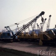 1968, Warszawa, Polska.
Warszawskie Zakłady Budowy Urządzeń Przemysłowych im. Ludwika Waryńskiego, maszyny budowlane w bazie zakładowej.
Fot. Romuald Broniarek/KARTA
