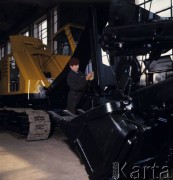 1968, Warszawa, Polska.
Warszawskie Zakłady Budowy Urządzeń Przemysłowych im. Ludwika Waryńskiego, pracownik przy koparce gąsienicowej.
Fot. Romuald Broniarek/KARTA

