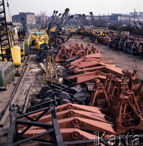 1968, Warszawa, Polska.
Warszawskie Zakłady Budowy Urządzeń Przemysłowych im. Ludwika Waryńskiego, koparki i części do koparek na terenie fabryki.
Fot. Romuald Broniarek/KARTA
