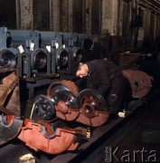 1968, Warszawa, Polska.
Warszawskie Zakłady Budowy Urządzeń Przemysłowych im. Ludwika Waryńskiego, pracownik w hali produkcyjnej.
Fot. Romuald Broniarek/KARTA
