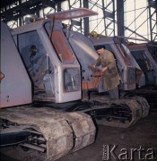 1968, Warszawa, Polska.
Warszawskie Zakłady Budowy Urządzeń Przemysłowych im. Ludwika Waryńskiego, koparki gąsienicowe w hali produkcyjnej.
Fot. Romuald Broniarek/KARTA

