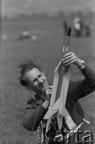 Maj 1968, Nowy Targ
Dni Radzieckiej Kosmonautyki.
Fot. Romuald Broniarek, zbiory Ośrodka KARTA
[PRL, festyn, lotnictwo]