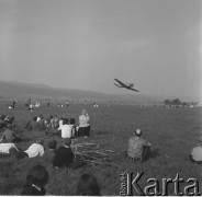 Maj 1968, Nowy Targ
Dni Radzieckiej Kosmonautyki.
Fot. Romuald Broniarek, zbiory Ośrodka KARTA
[PRL, festyn, lotnictwo]