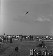 Maj 1968, Nowy Targ
Dni Radzieckiej Kosmonautyki.
Fot. Romuald Broniarek, zbiory Ośrodka KARTA
[PRL, festyn, lotnictwo]