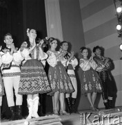 1968, Warszawa, Polska.
Dni Kultury Mołdawskiej Socjalistycznej Republiki Radzieckiej, klaszczący artyści na scenie.
Fot. Romuald Broniarek/KARTA